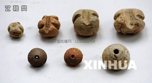 草鞋村汉代城址出土的网坠和纺轮.jpg