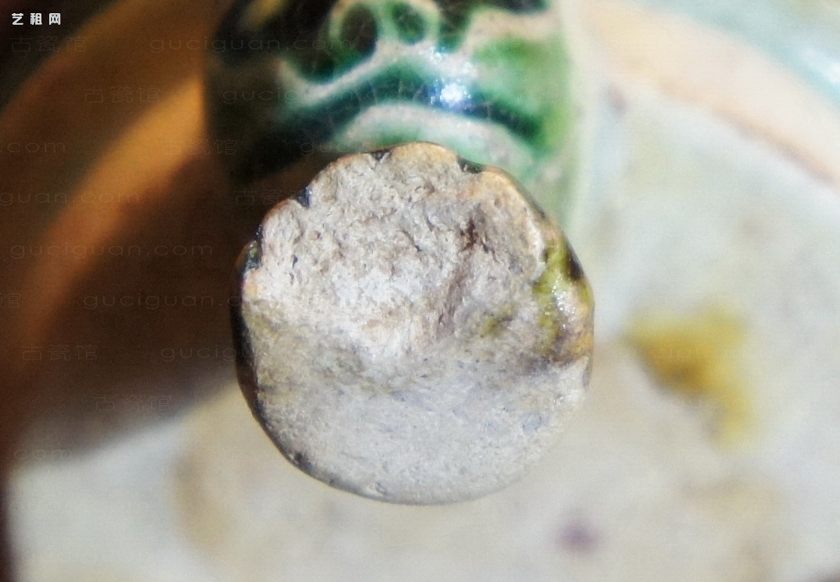 唐三彩三足炉细部_6.JPG