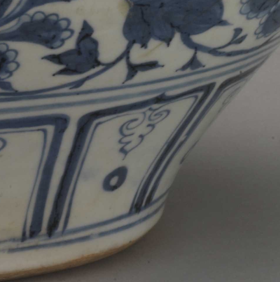青花缠枝牡丹云龙纹罐18.jpg