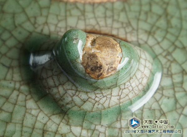 明代龙泉窑刻花三足炉(传世)